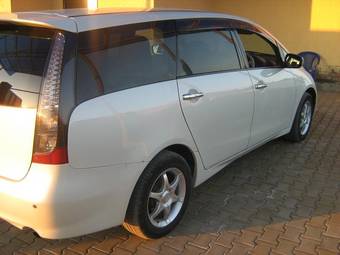 2003 Mitsubishi Grandis Pictures