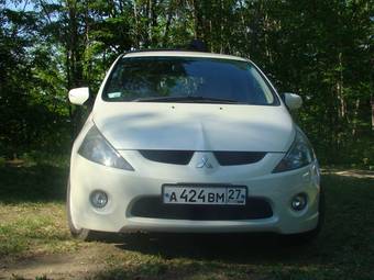 2003 Mitsubishi Grandis Photos