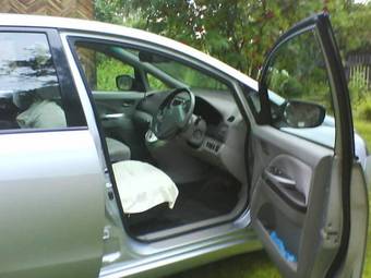 2003 Mitsubishi Grandis Images