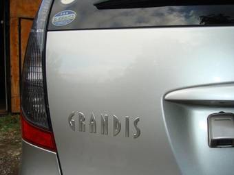 2003 Mitsubishi Grandis Pictures