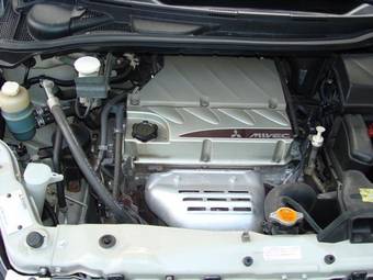 2003 Mitsubishi Grandis Photos