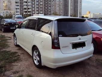 2003 Mitsubishi Grandis Pictures