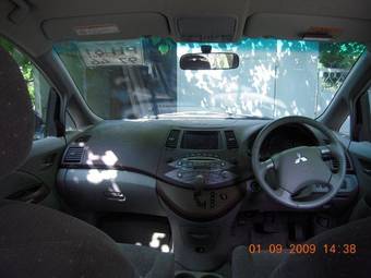 2003 Mitsubishi Grandis Photos