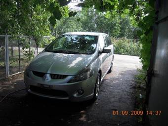 2003 Mitsubishi Grandis Photos