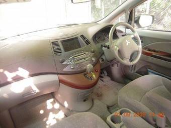 2003 Mitsubishi Grandis Photos