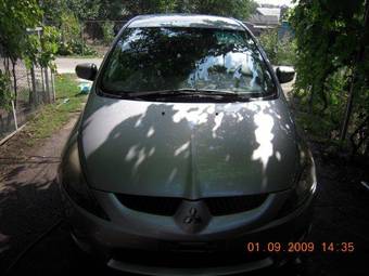 2003 Mitsubishi Grandis Pictures