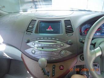 2003 Mitsubishi Grandis Pictures