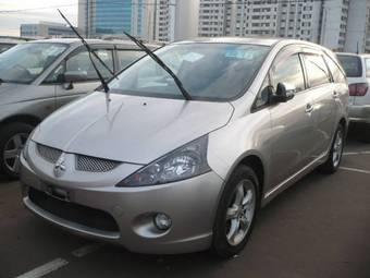 2003 Mitsubishi Grandis Photos