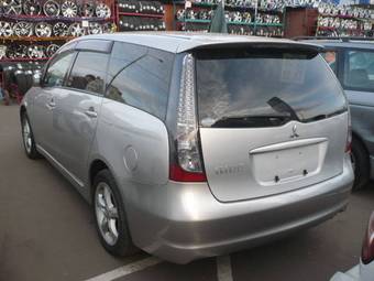 2003 Mitsubishi Grandis Pictures