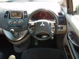 2004 Mitsubishi Grandis Pictures