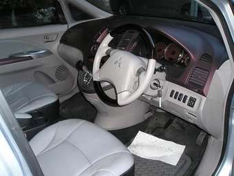 2004 Mitsubishi Grandis Pictures