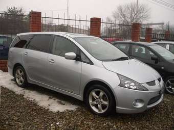 2004 Mitsubishi Grandis Pics