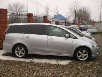 2004 Mitsubishi Grandis Pictures