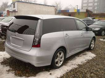 2004 Mitsubishi Grandis Photos