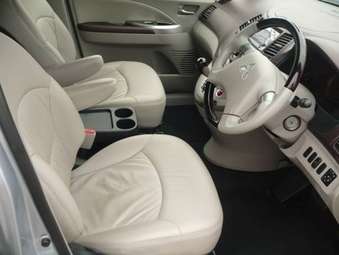 2004 Mitsubishi Grandis Photos
