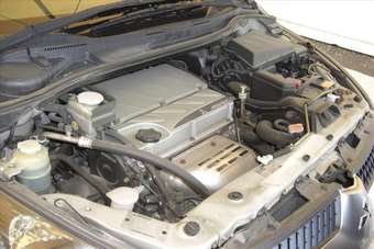 2004 Mitsubishi Grandis Pictures