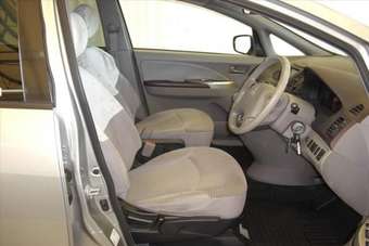 2004 Mitsubishi Grandis Photos