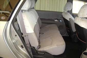 2004 Mitsubishi Grandis Photos