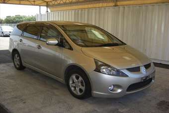 2004 Mitsubishi Grandis Photos