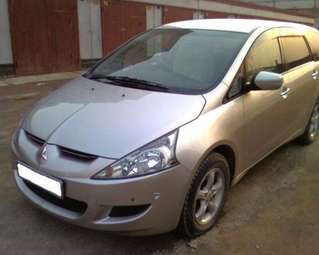 2004 Mitsubishi Grandis Pictures