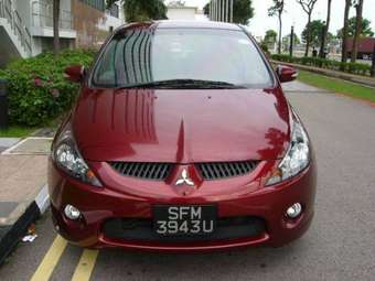 2004 Mitsubishi Grandis Photos