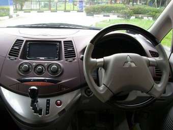 2004 Mitsubishi Grandis Pictures