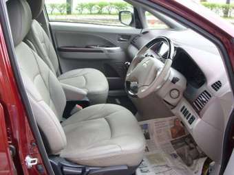 2004 Mitsubishi Grandis Images