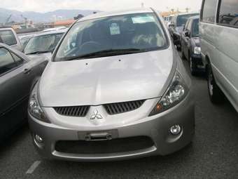 2004 Mitsubishi Grandis Pictures