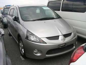 2004 Mitsubishi Grandis Photos