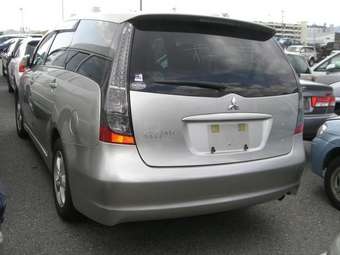 2004 Mitsubishi Grandis Pictures