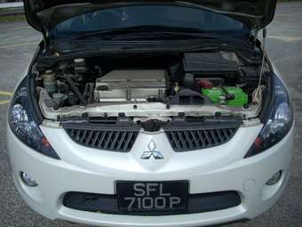 2004 Mitsubishi Grandis Pictures