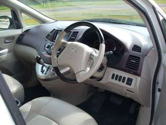 2004 Mitsubishi Grandis Photos