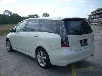 2004 Mitsubishi Grandis Images