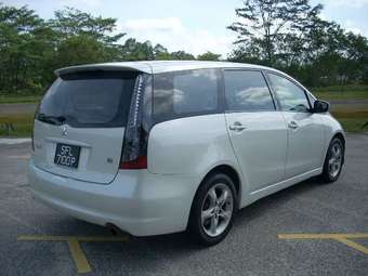 2004 Mitsubishi Grandis Pictures