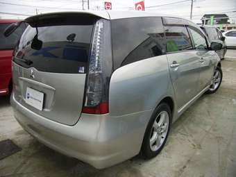2004 Mitsubishi Grandis Photos
