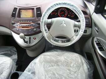 2004 Mitsubishi Grandis Pictures