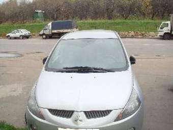 2004 Mitsubishi Grandis Pictures