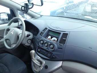 2004 Mitsubishi Grandis Photos