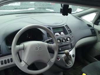 2004 Mitsubishi Grandis Pictures