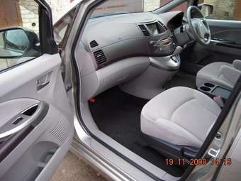 2004 Mitsubishi Grandis Pictures