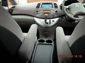 2004 Mitsubishi Grandis Pictures