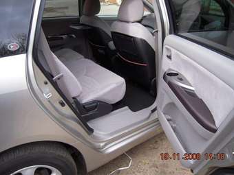 2004 Mitsubishi Grandis Photos