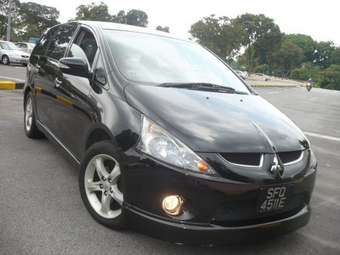 2004 Mitsubishi Grandis Pictures