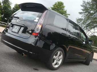 2004 Mitsubishi Grandis Pictures