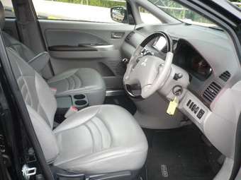 2004 Mitsubishi Grandis Pictures