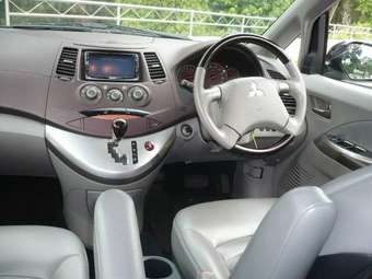 2004 Mitsubishi Grandis Photos