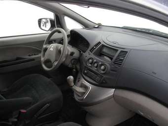 2004 Mitsubishi Grandis Pictures
