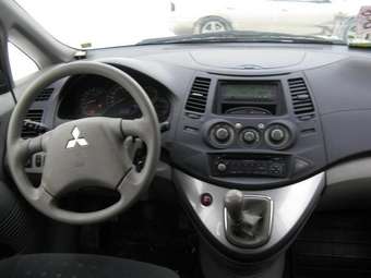 2004 Mitsubishi Grandis Pics