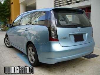 2004 Mitsubishi Grandis Pictures