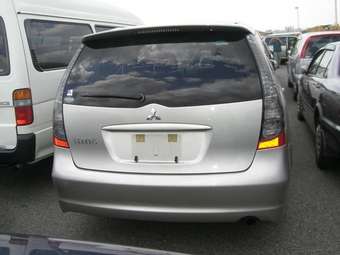 2004 Mitsubishi Grandis Pictures